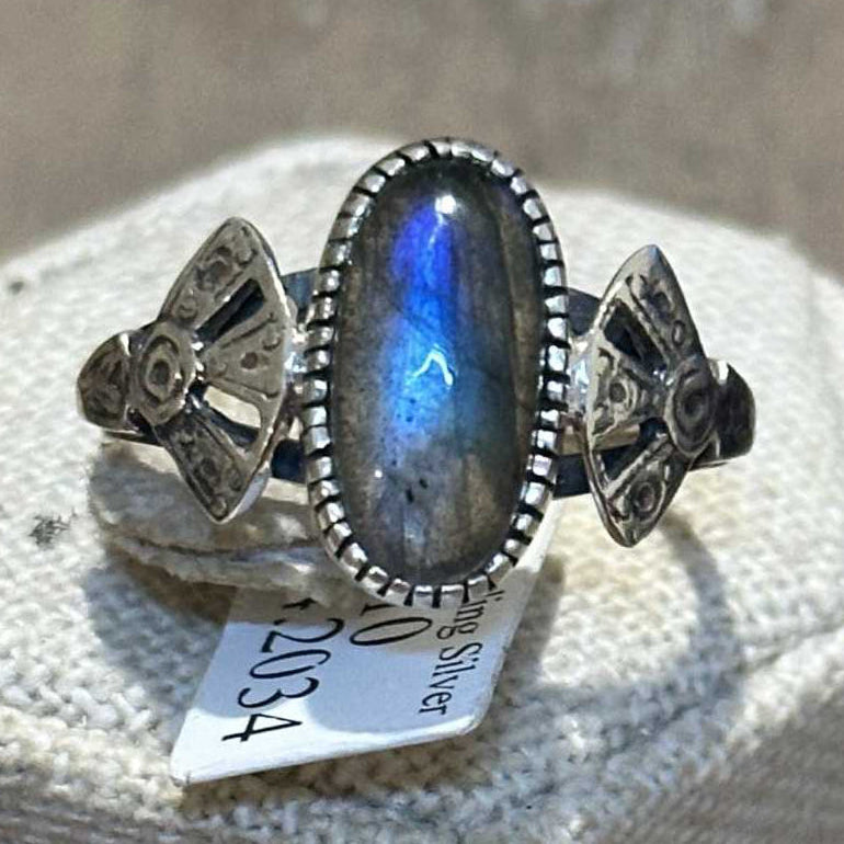 Anillo ovalado de labradorita con detalle de abanico – Plata de ley – Talla 10