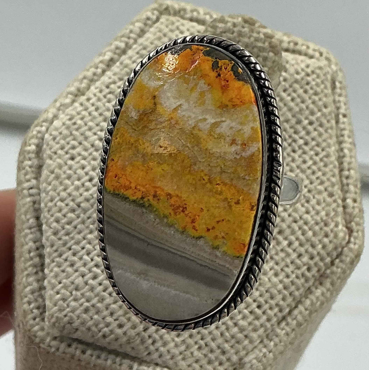 Anillo de plata de ley con jaspe abejorro ovalado engastado en bisel - Talla 8 - Alegría, fuerza y poder personal