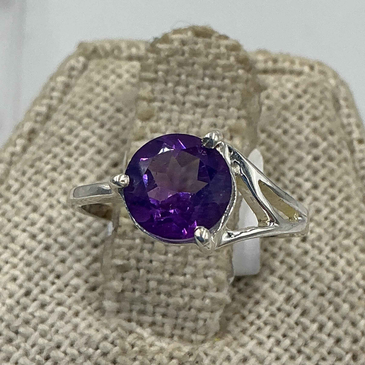Anillo asimétrico de plata de ley con banda de amatista – Talla 5 – Calma, intuición y protección espiritual