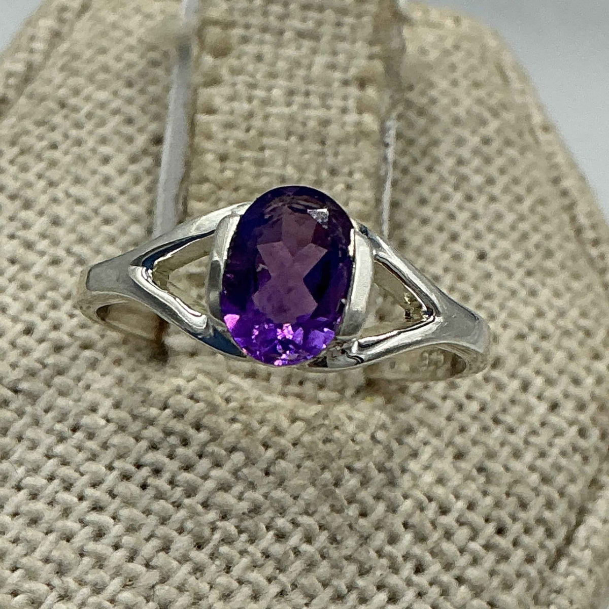 Anillo de plata de ley con banda dividida y amatista ovalada – Talla 5 – Calma, intuición y protección espiritual