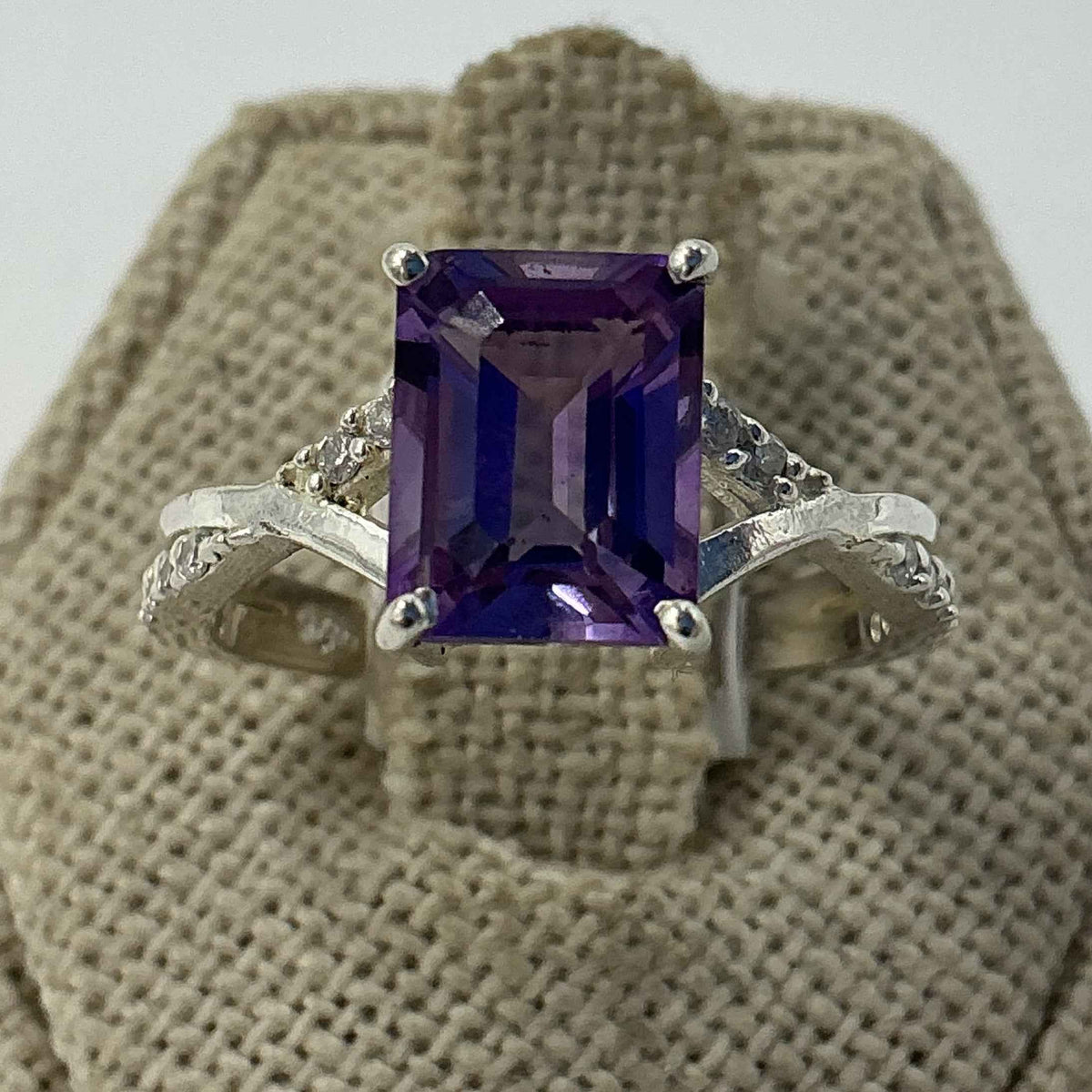 Anillo de plata de ley con banda cruzada y amatista – Talla 8 – Calma, intuición y protección espiritual
