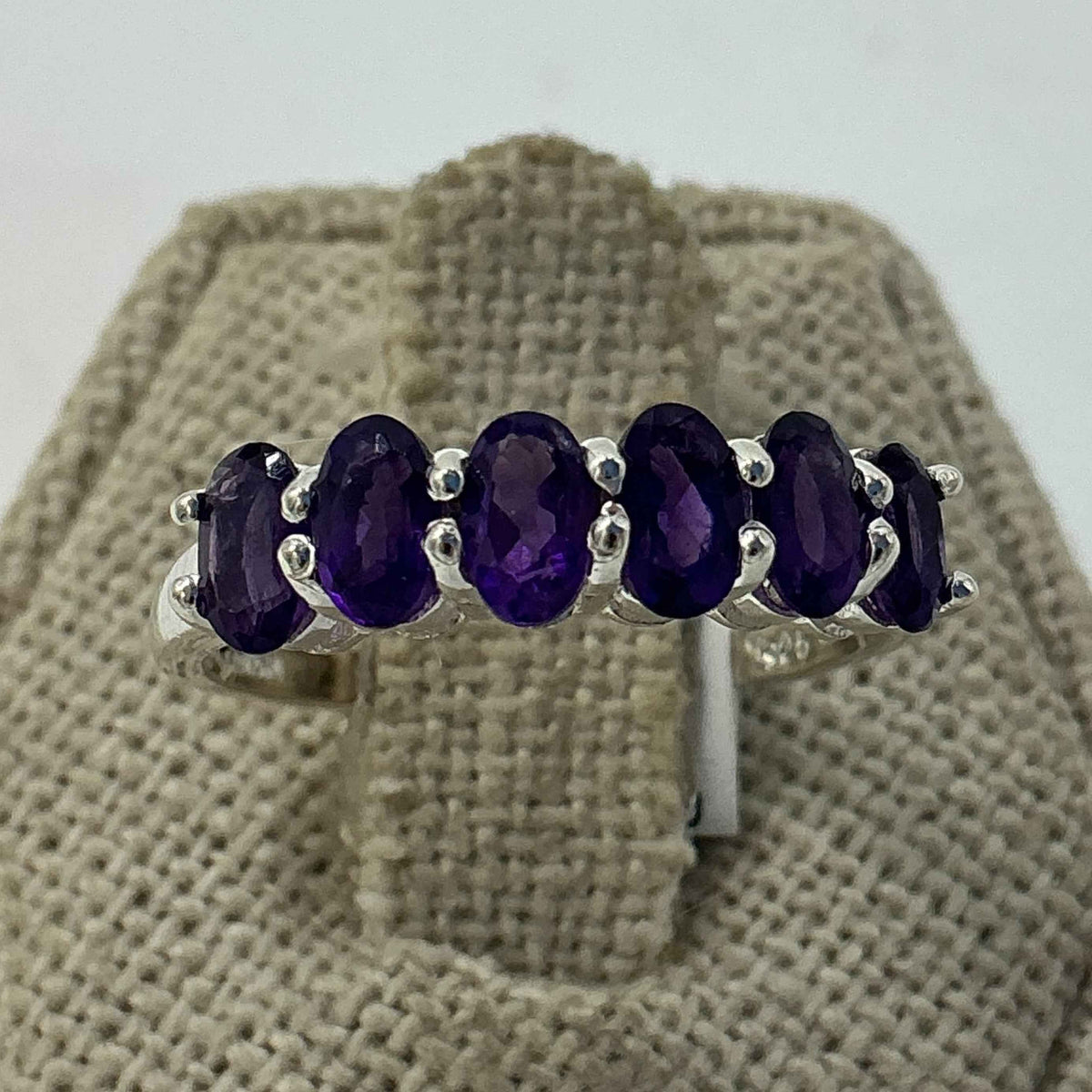 Anillo de plata de ley con banda ovalada y amatista – Talla 8 – Calma, intuición y protección espiritual