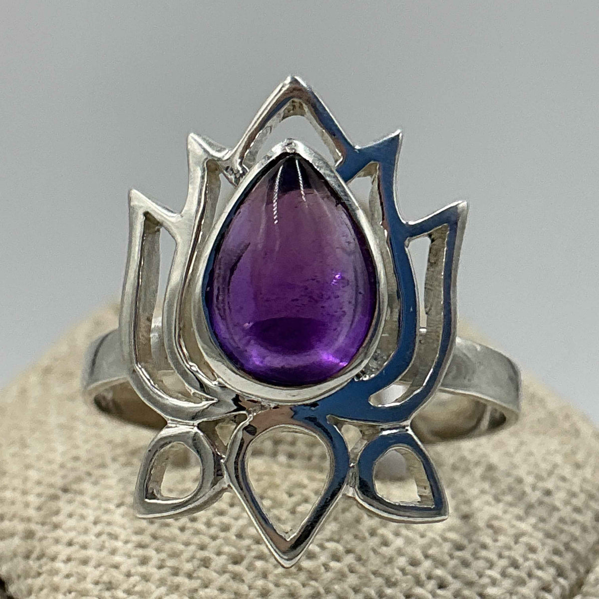 Anillo de plata de ley con amatista ovalada facetada – Talla 10 – Calma, intuición y protección espiritual