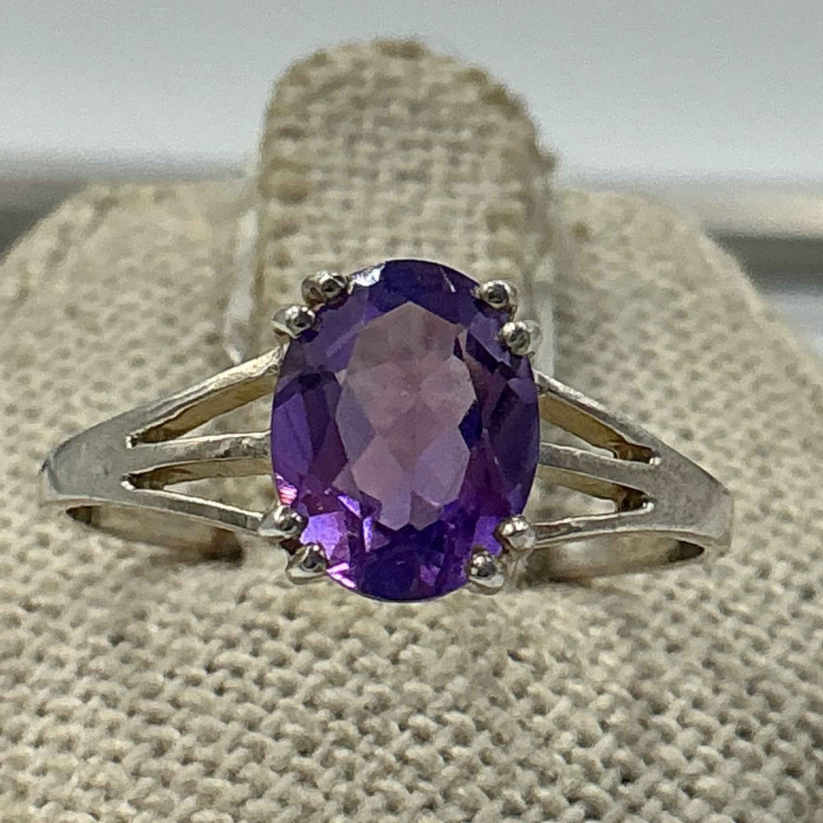 Anillo de plata de ley con amatista ovalada facetada – Talla 9 – Calma, intuición y protección espiritual