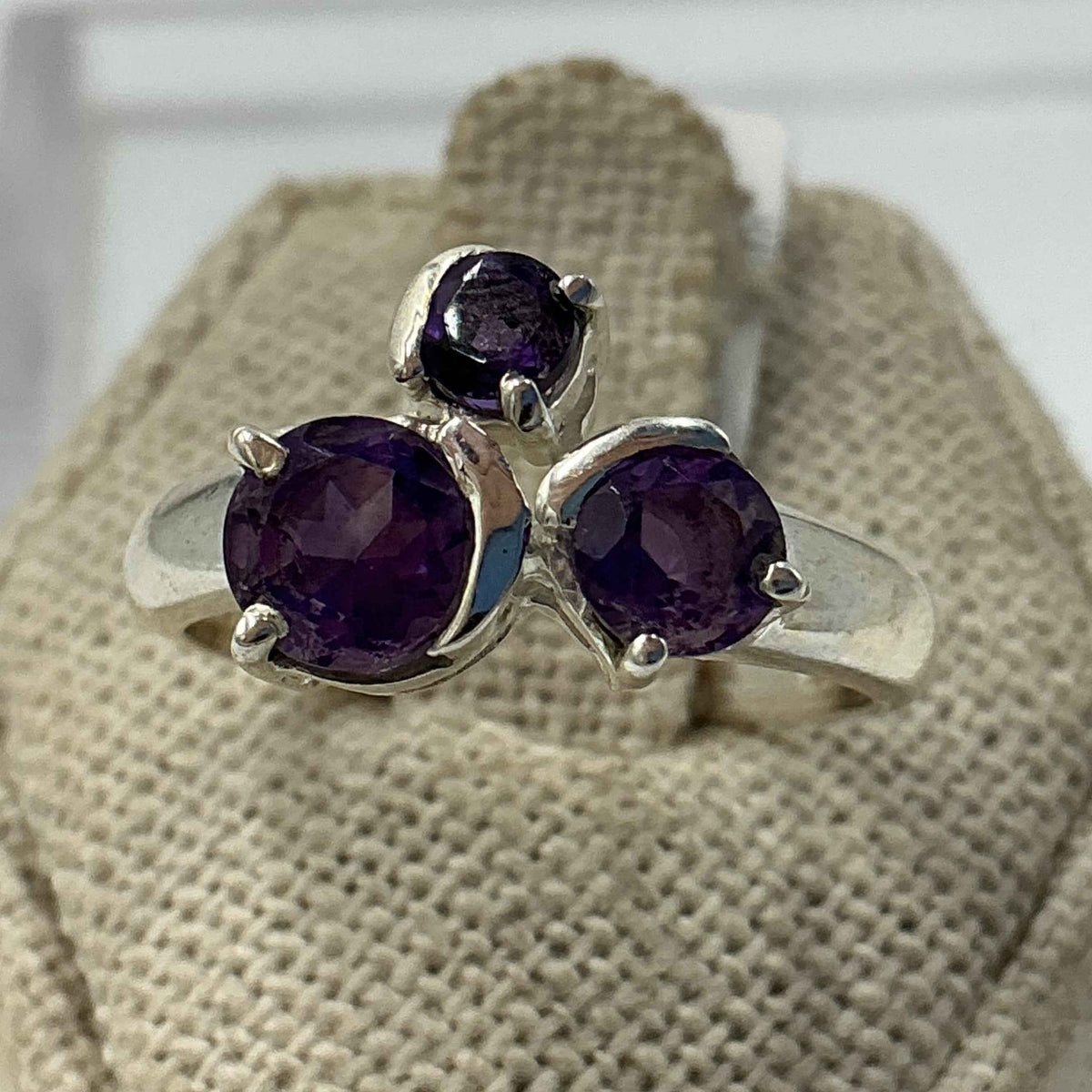 Anillo de plata de ley con amatista y tres círculos – Talla 9 – Calma, intuición y protección espiritual