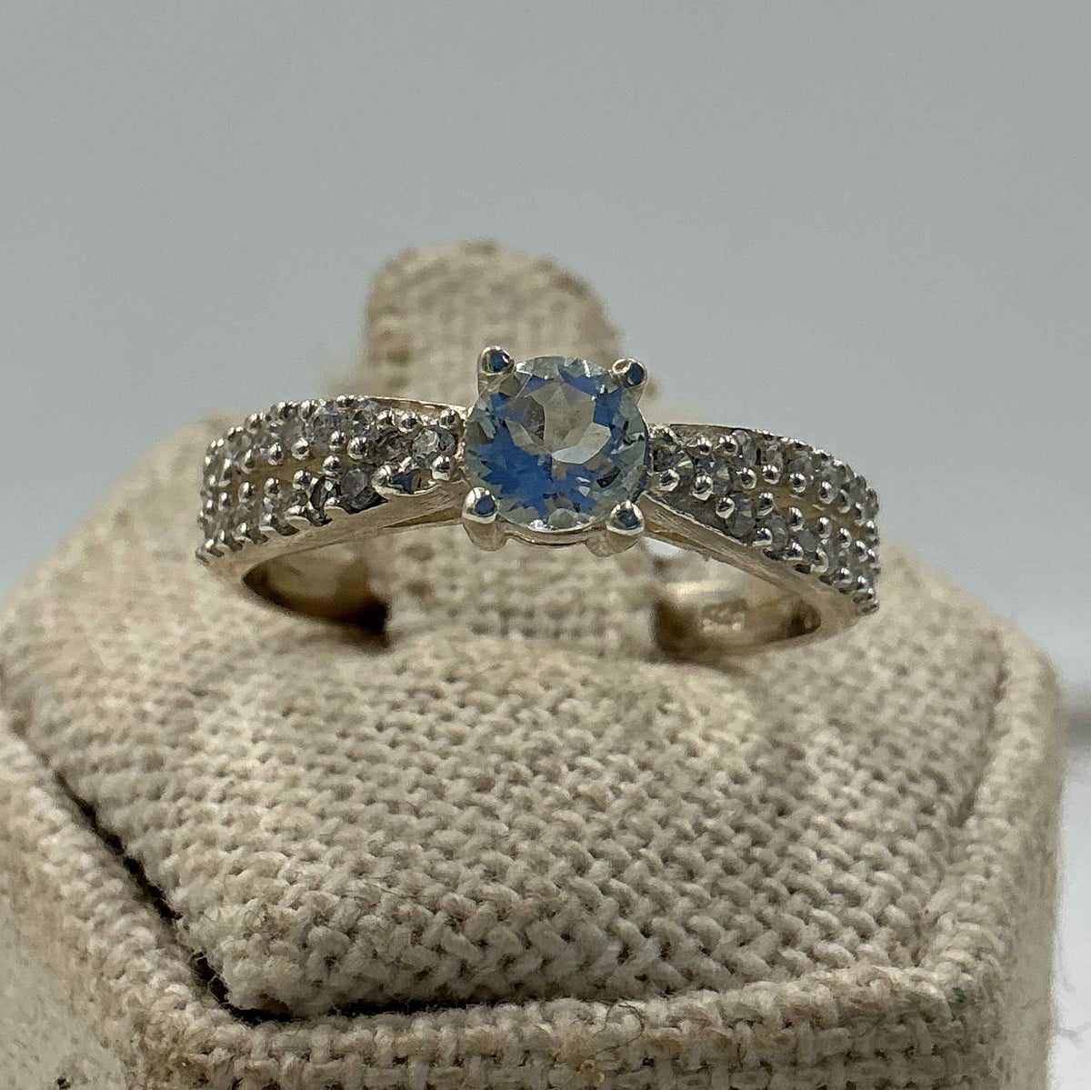 Anillo de plata de ley con banda de cuentas color aguamarina - Talla 8 - Paz, valentía y comunicación clara