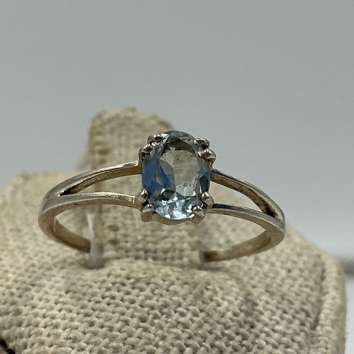 Anillo ovalado de aguamarina con banda dividida en plata de ley - Talla 9 - Paz, valentía y comunicación clara