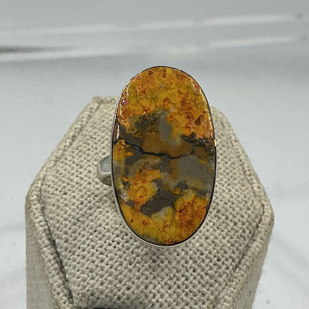 Anillo ovalado de plata de ley con jaspe abejorro - Talla 6 - Alegría, fortaleza y poder personal