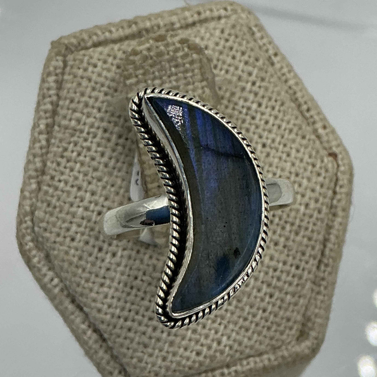 Anillo de plata de ley con labradorita en forma de luna creciente – Talla 9 – Intuición, protección y transformación