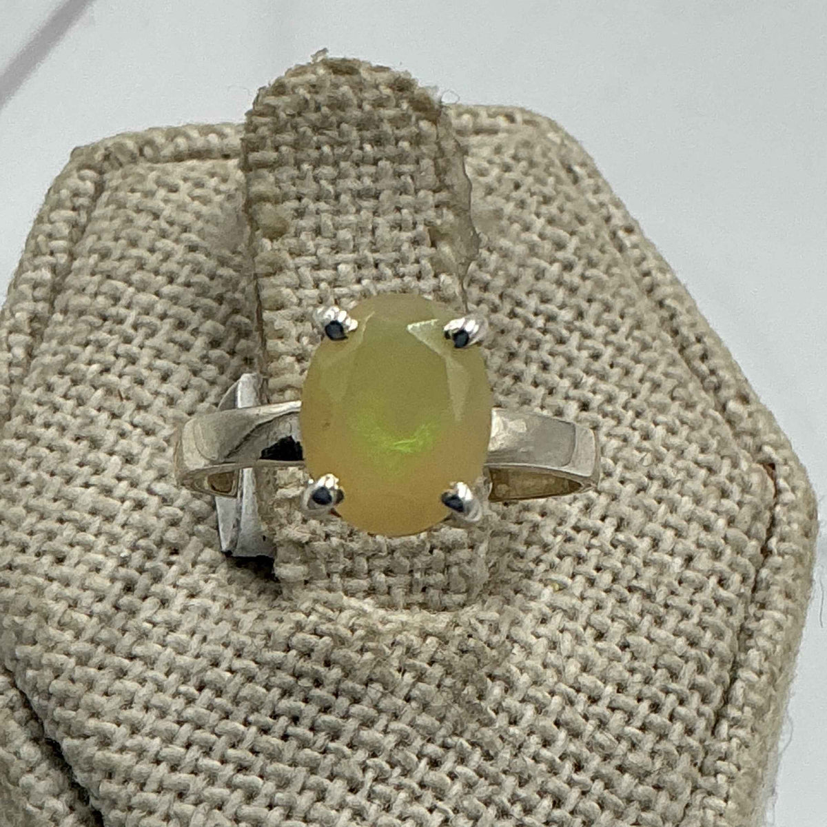 Anillo de plata de ley con ópalo etíope – Talla 5 – Inspiración, claridad emocional y energía radiante