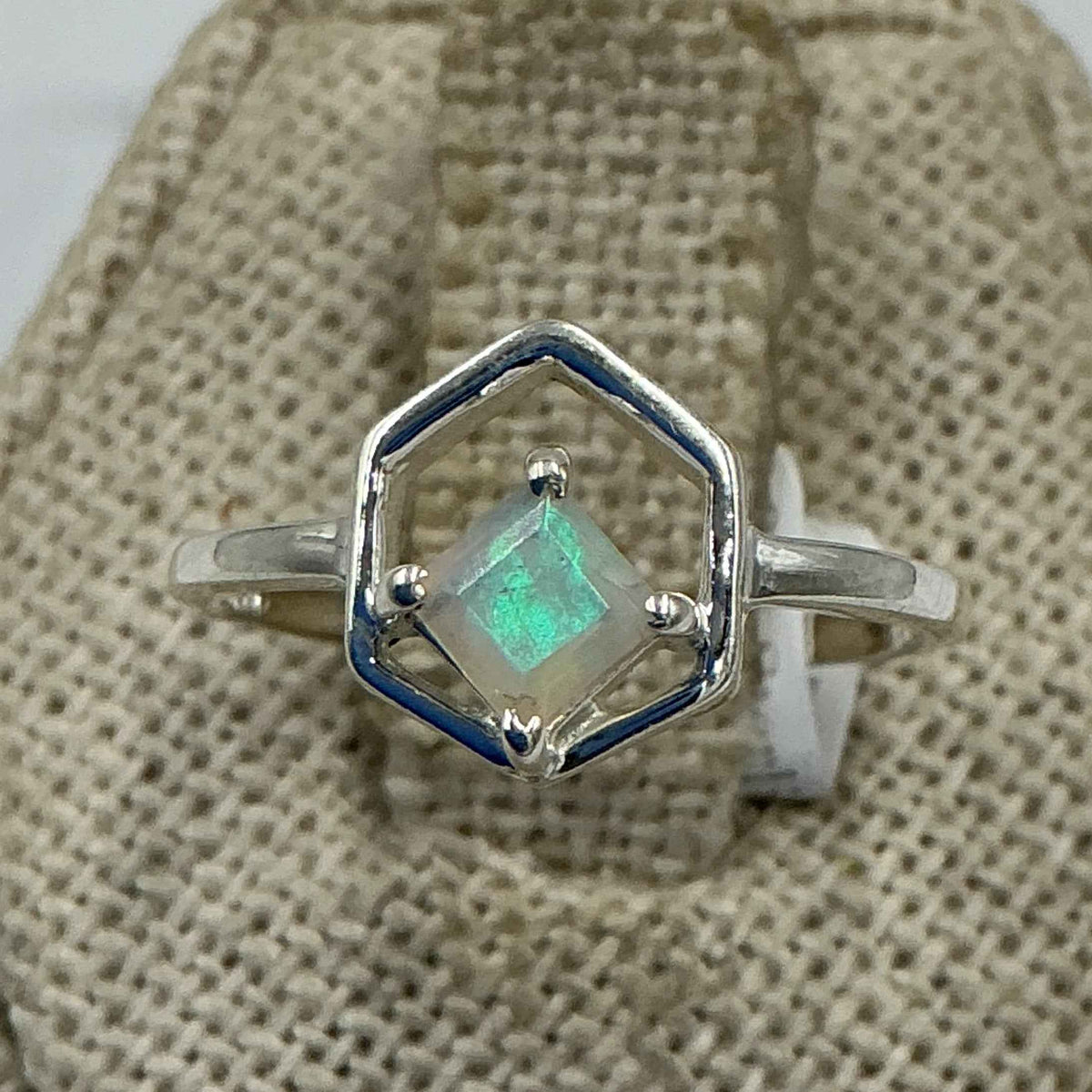 Anillo hexagonal de plata de ley con ópalo etíope – Talla 6 – Intuición, inspiración y equilibrio emocional