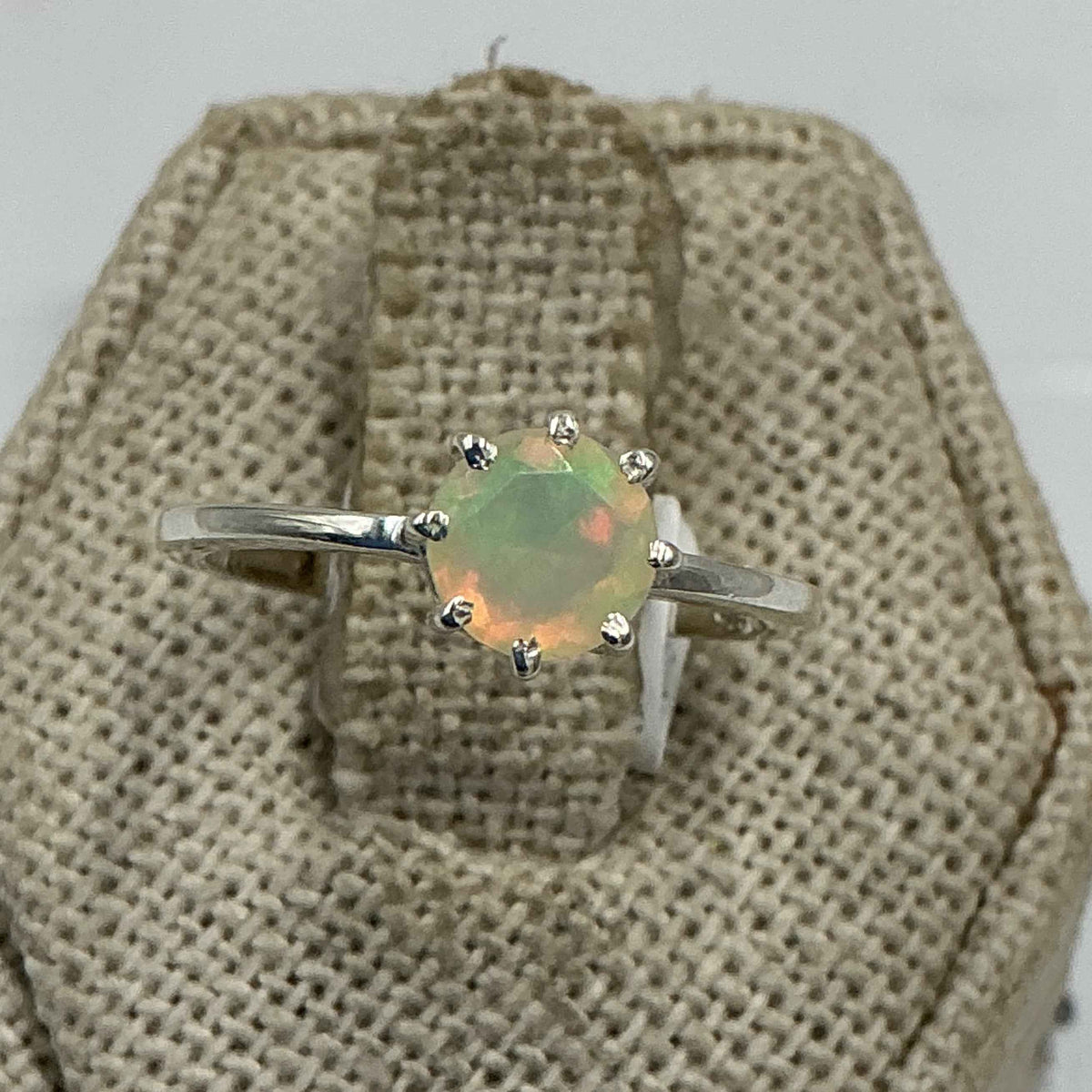 Anillo solitario de plata de ley con ópalo etíope – Talla 6 – Intuición, inspiración y equilibrio emocional