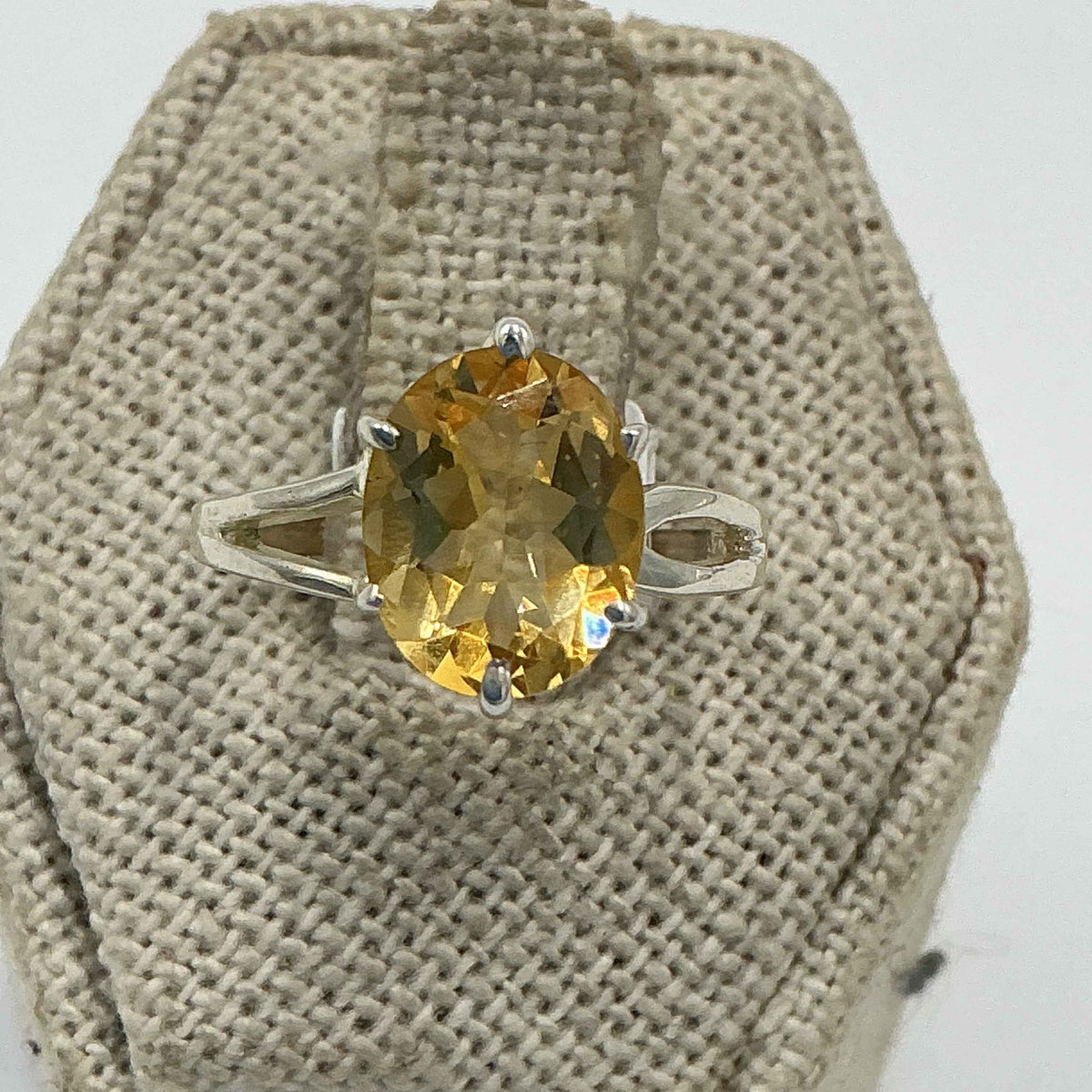 Anillo clásico de plata de ley con citrino ovalado y engaste de garras – Talla 6 – Abundancia, confianza y éxito
