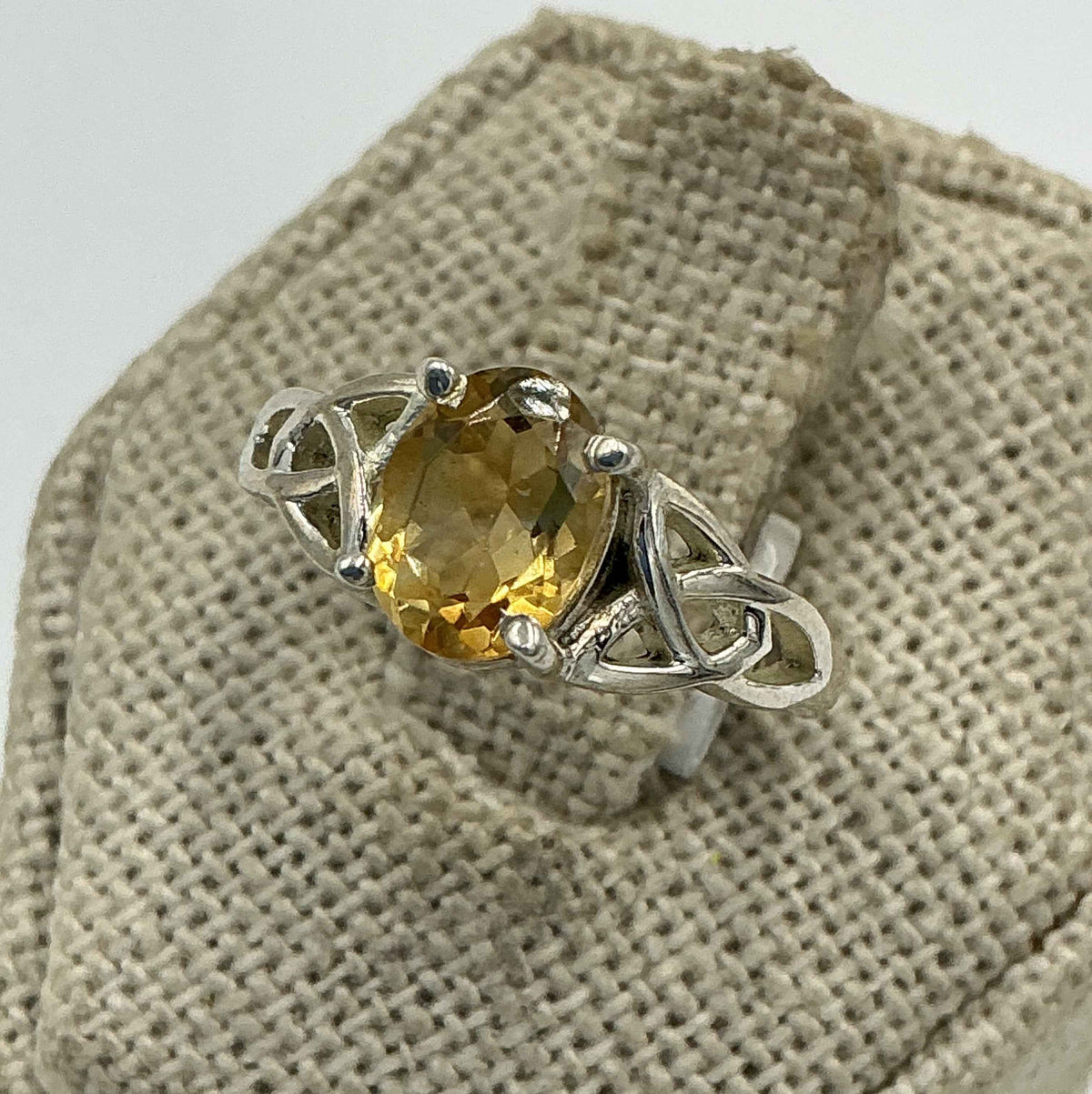 Anillo de plata de ley con citrino redondo y nudo celta – Talla 6 – Abundancia, fortaleza y energía positiva