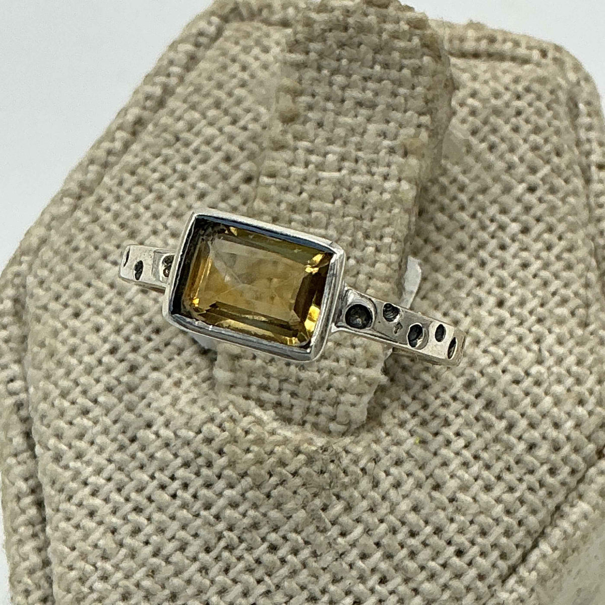 Anillo de banda punteada de plata de ley con citrino de talla esmeralda – Talla 6 – Abundancia, enfoque y confianza