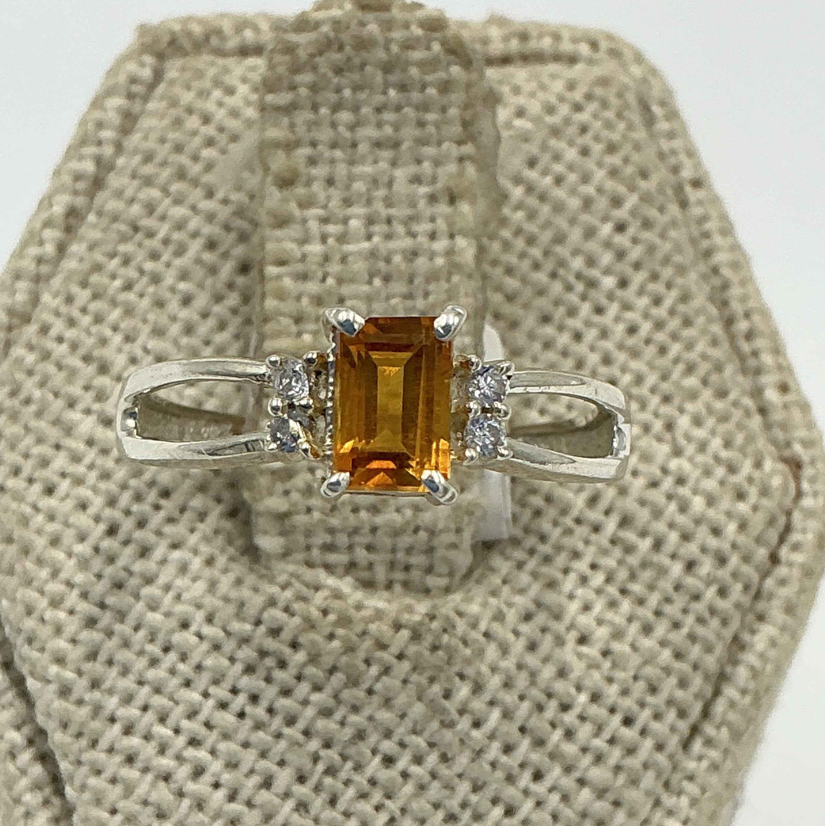Anillo de barra con detalles de citrino talla esmeralda en plata de ley – Talla 7 – Abundancia, confianza y éxito