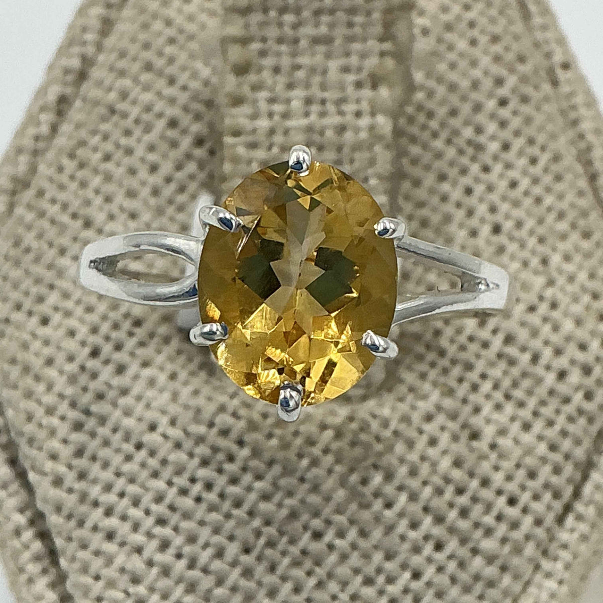 Anillo solitario clásico de plata de ley con citrino redondo – Talla 9 – Abundancia, confianza y éxito