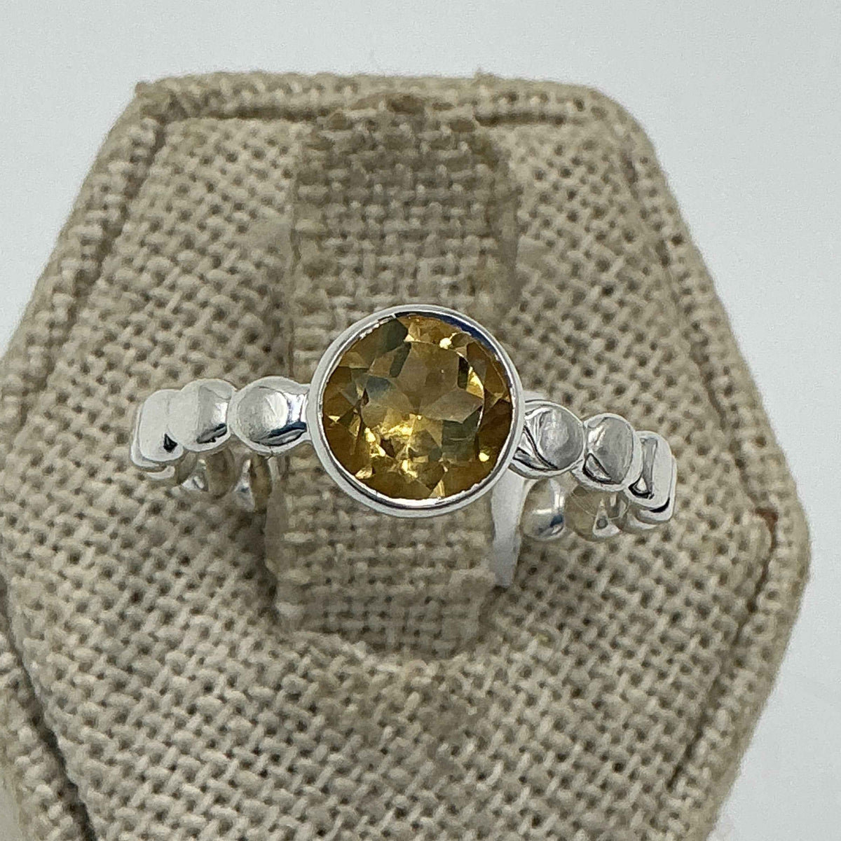 Anillo tipo banda de cuentas redondas de citrino en plata de ley – Talla 9 – Abundancia, alegría y equilibrio