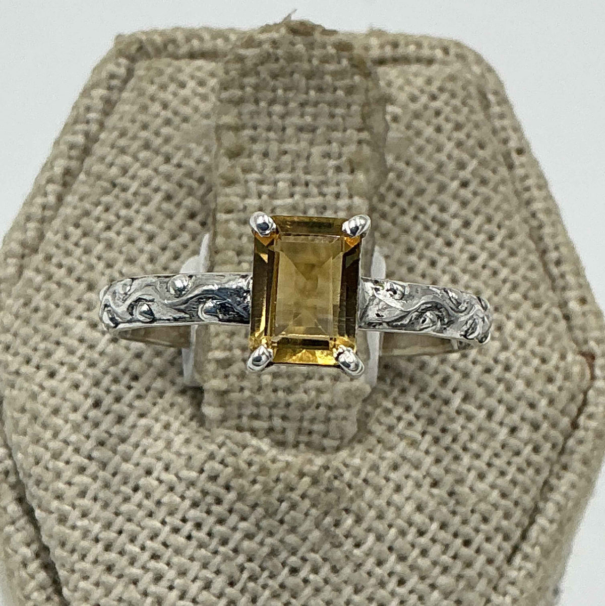 Anillo tipo banda de plata de ley con citrino talla esmeralda y filigrana – Talla 9 – Abundancia, enfoque y claridad