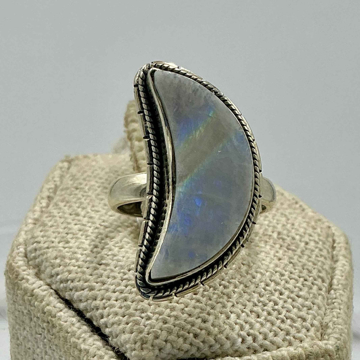 Anillo de media luna de plata de ley con piedra luna arcoíris – Talla 5 – Intuición, equilibrio y nuevos comienzos