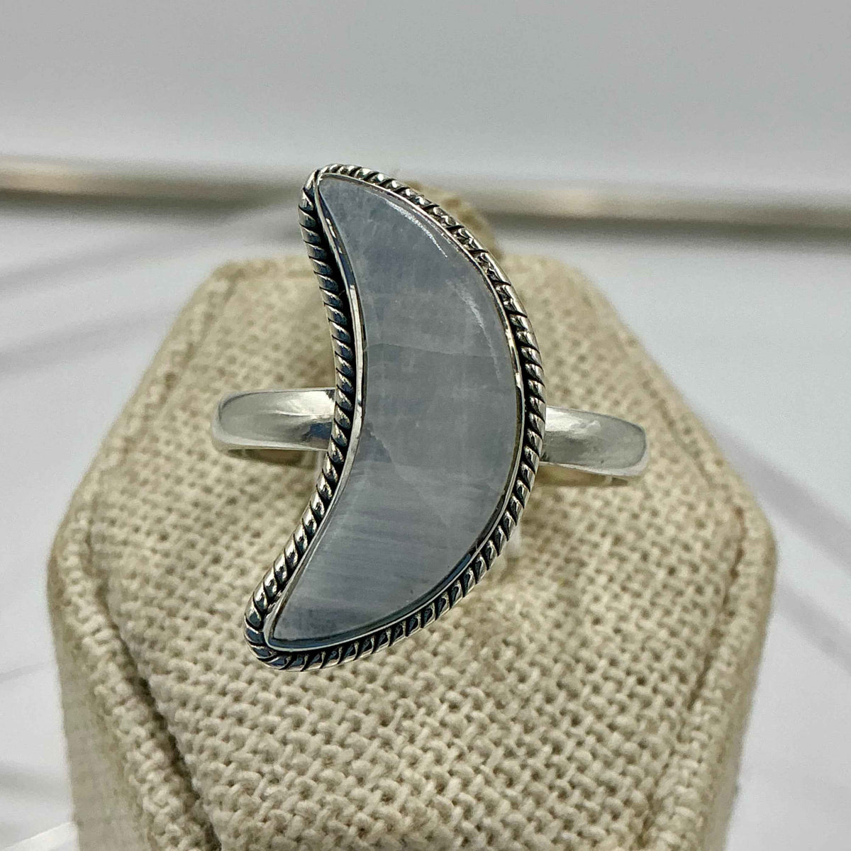 Anillo de media luna de plata de ley con piedra lunar arcoíris – Talla 10 – Intuición, equilibrio y nuevos comienzos