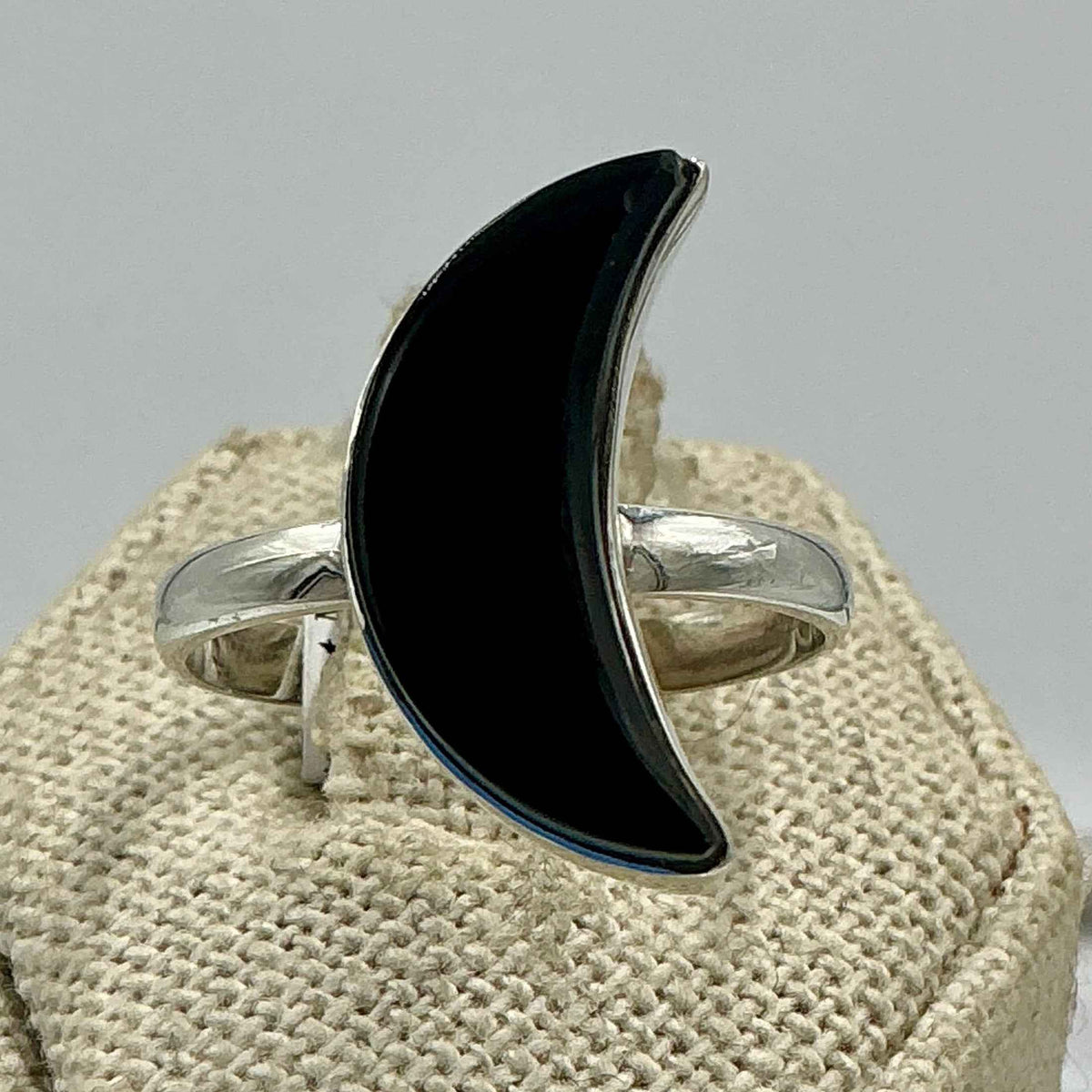 Anillo de media luna de plata de ley y ónix negro – Talla 10 – Protección, arraigo y fortaleza