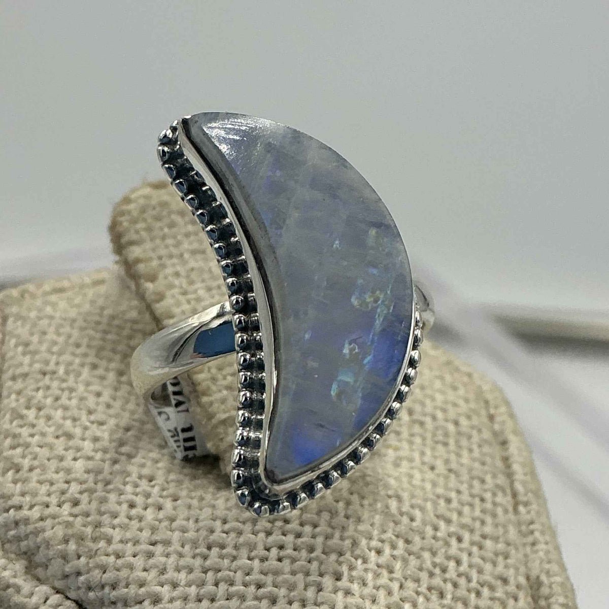 Anillo de media luna de plata de ley con piedra lunar arcoíris – Talla 7 – Intuición, energía femenina y nuevos comienzos