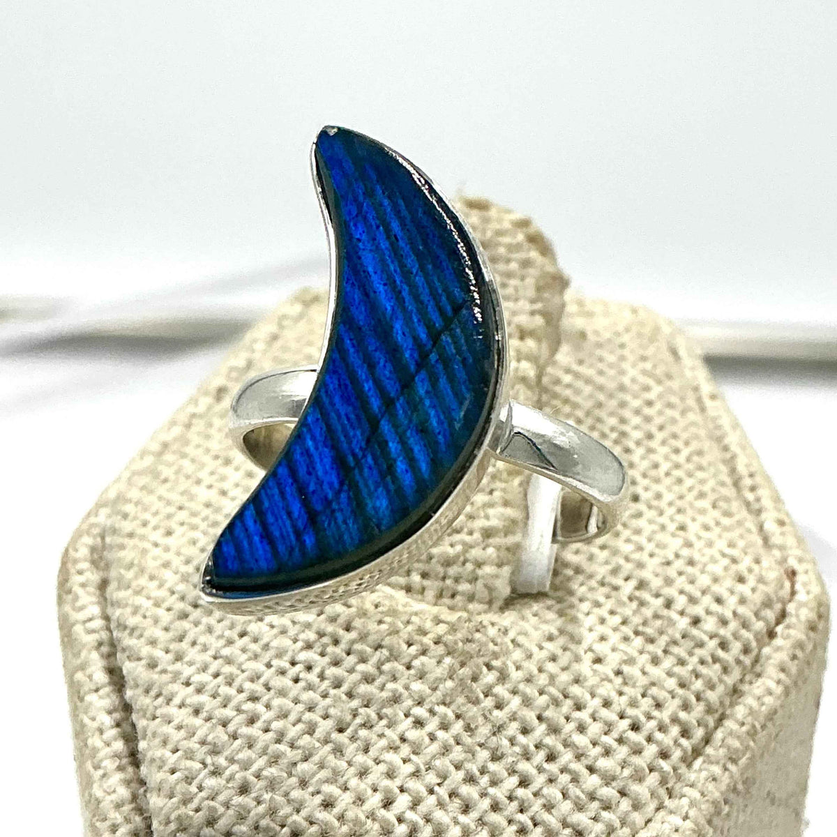 Anillo de plata de ley con labradorita en forma de luna creciente – Talla 7 – Protección, intuición y transformación