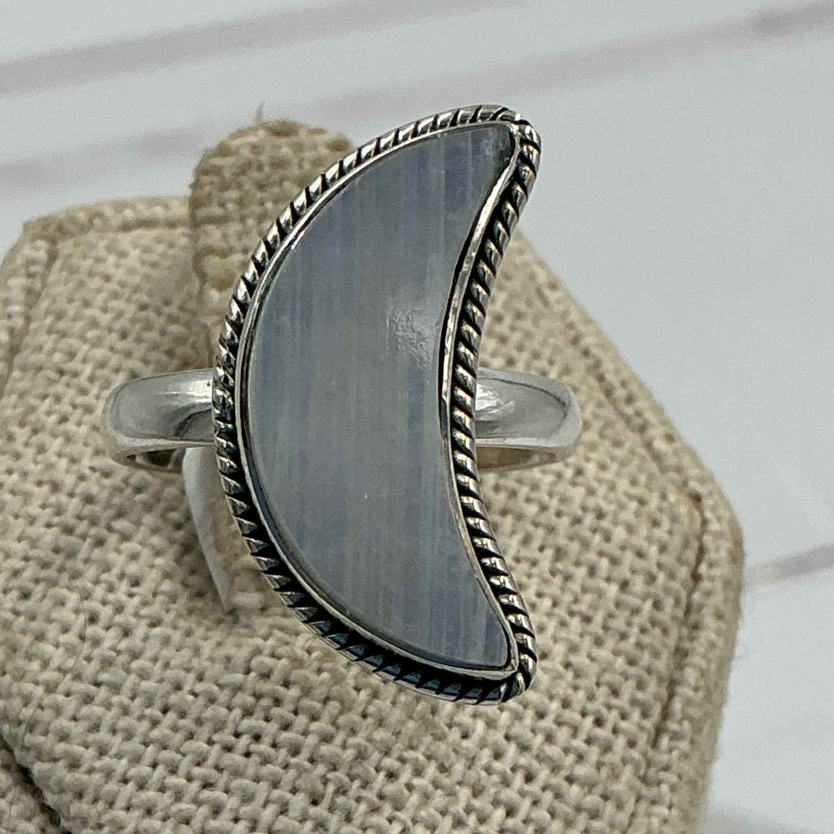 Anillo de media luna de plata de ley con piedra lunar arcoíris – Talla 8 – Intuición, energía femenina divina y equilibrio emocional