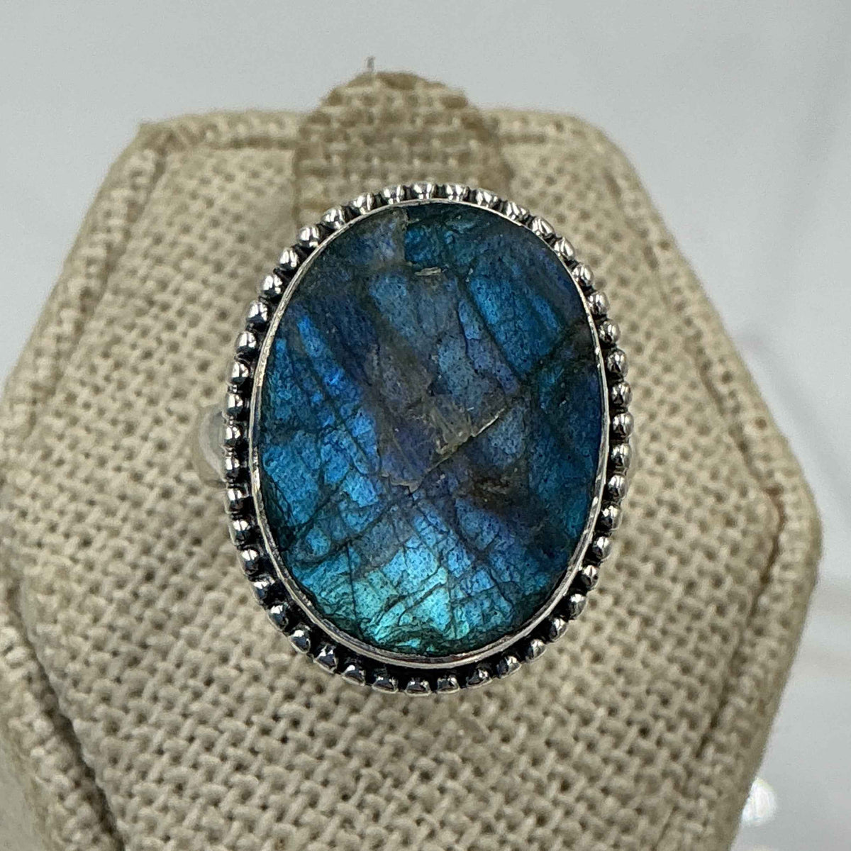 Anillo de plata de ley con labradorita ovalada en bruto engastada en bisel - Talla 6 - Intuición, protección y transformación