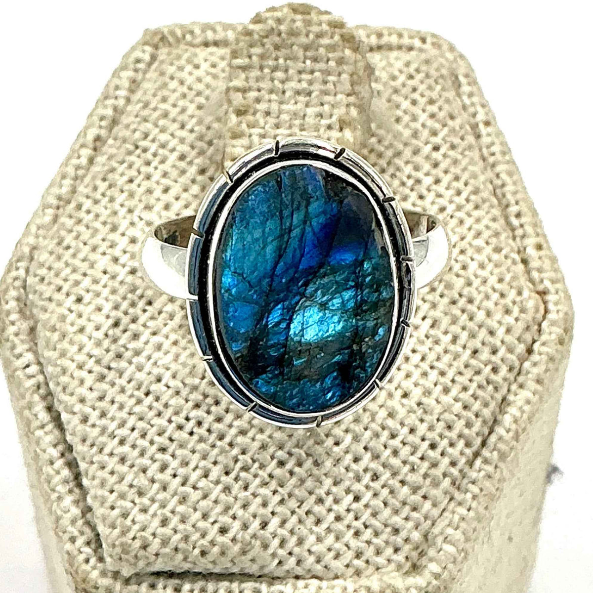 Anillo de labradorita ovalado de bordes irregulares en plata de ley - Talla 8 - Intuición, protección y transformación