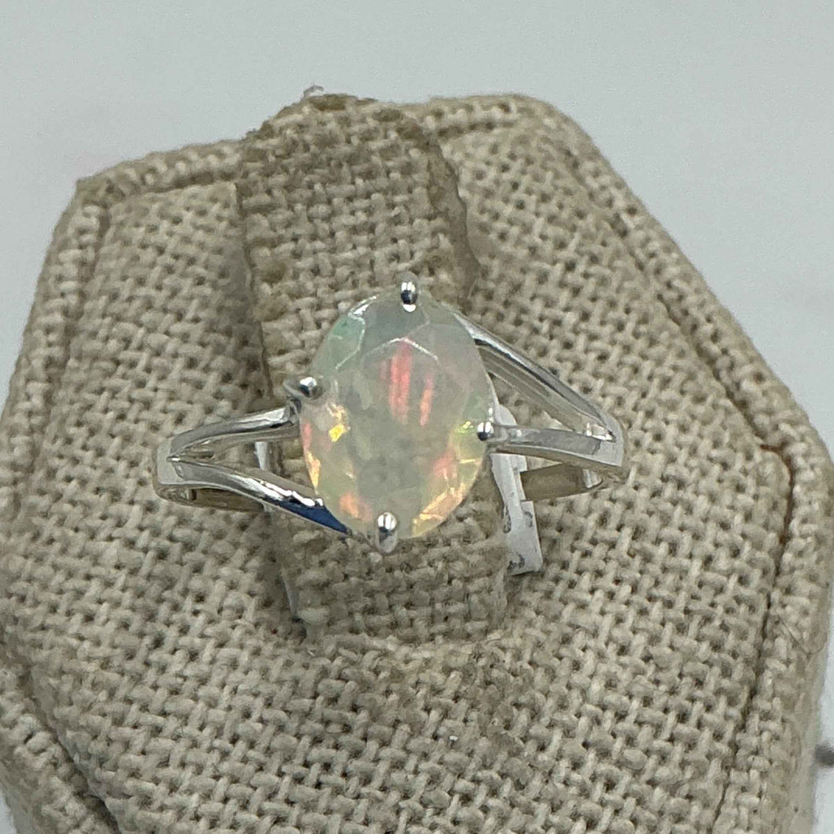 Anillo de plata de ley con banda dividida y ópalo etíope ovalado - Talla 7 - Intuición, creatividad y luz interior