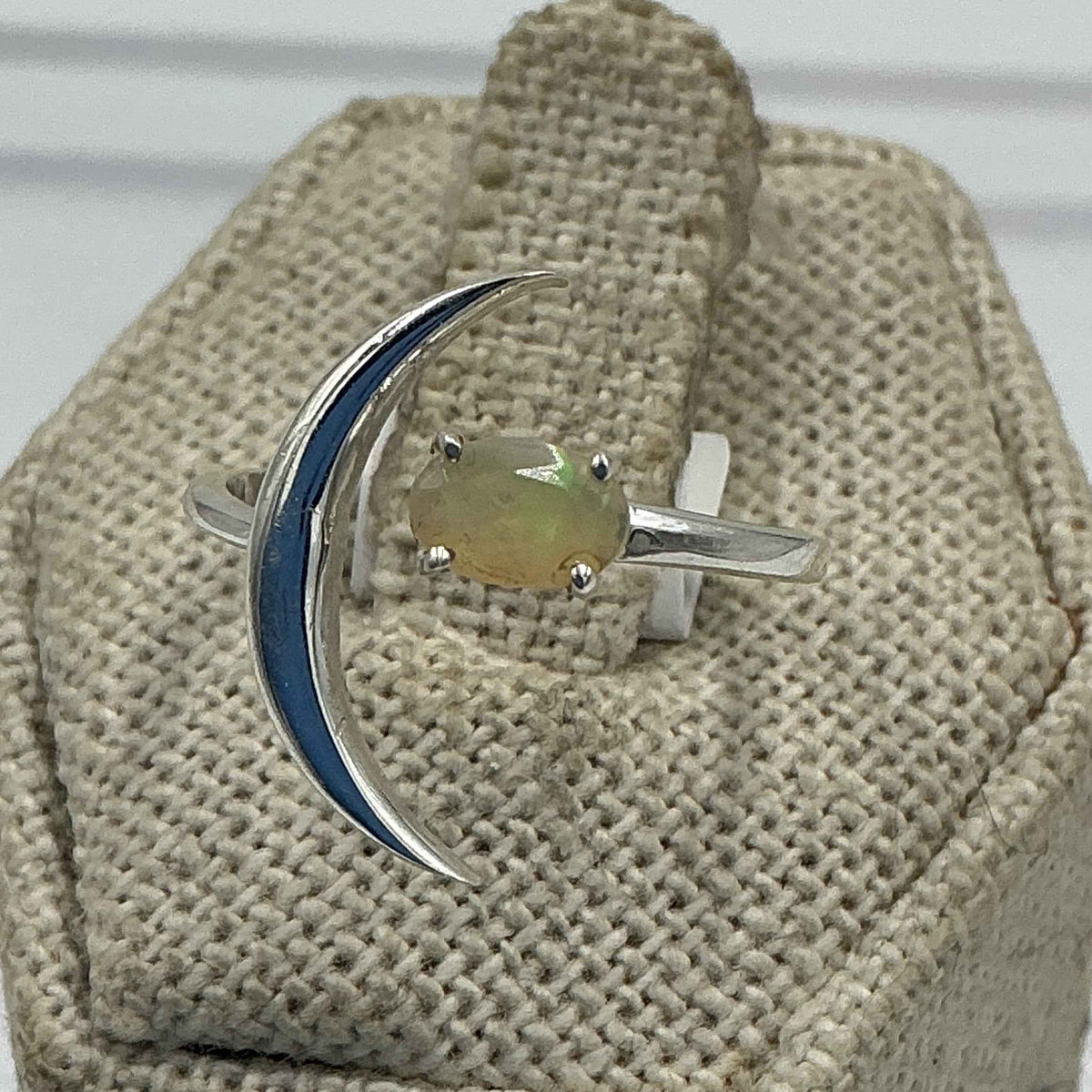 Anillo de plata de ley con luna creciente y ópalo etíope - Talla 8 - Intuición, creatividad y luz interior