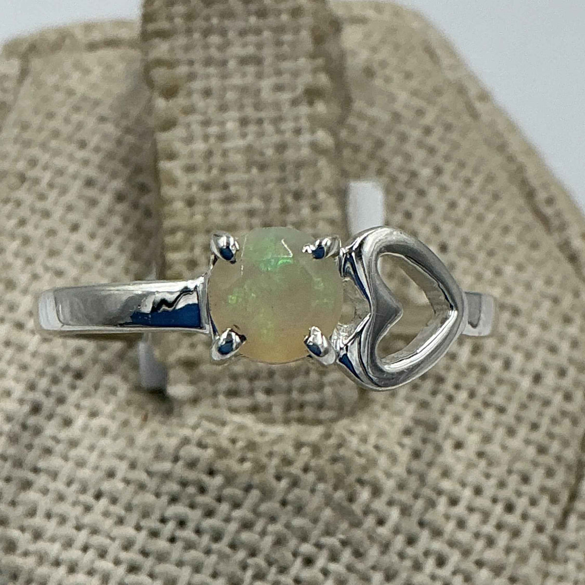 Anillo de plata de ley con corazón de ópalo etíope - Talla 8 - Intuición, creatividad y luz interior