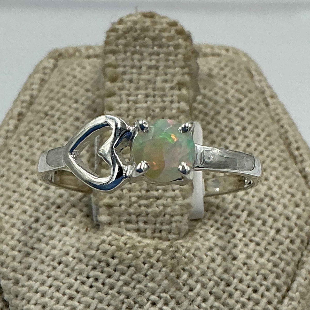Anillo de plata de ley con corazón de ópalo etíope - Talla 9 - Intuición, creatividad y luz interior