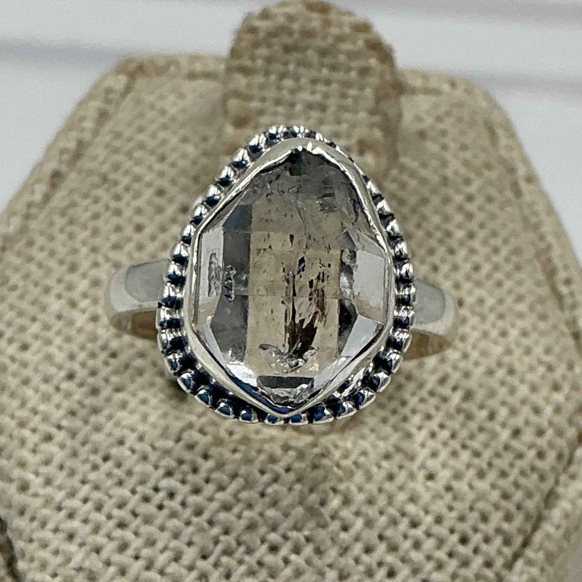 Anillo de plata de ley con diamante de Herkimer engastado en bisel - Talla 6 - Claridad, intuición y alineación