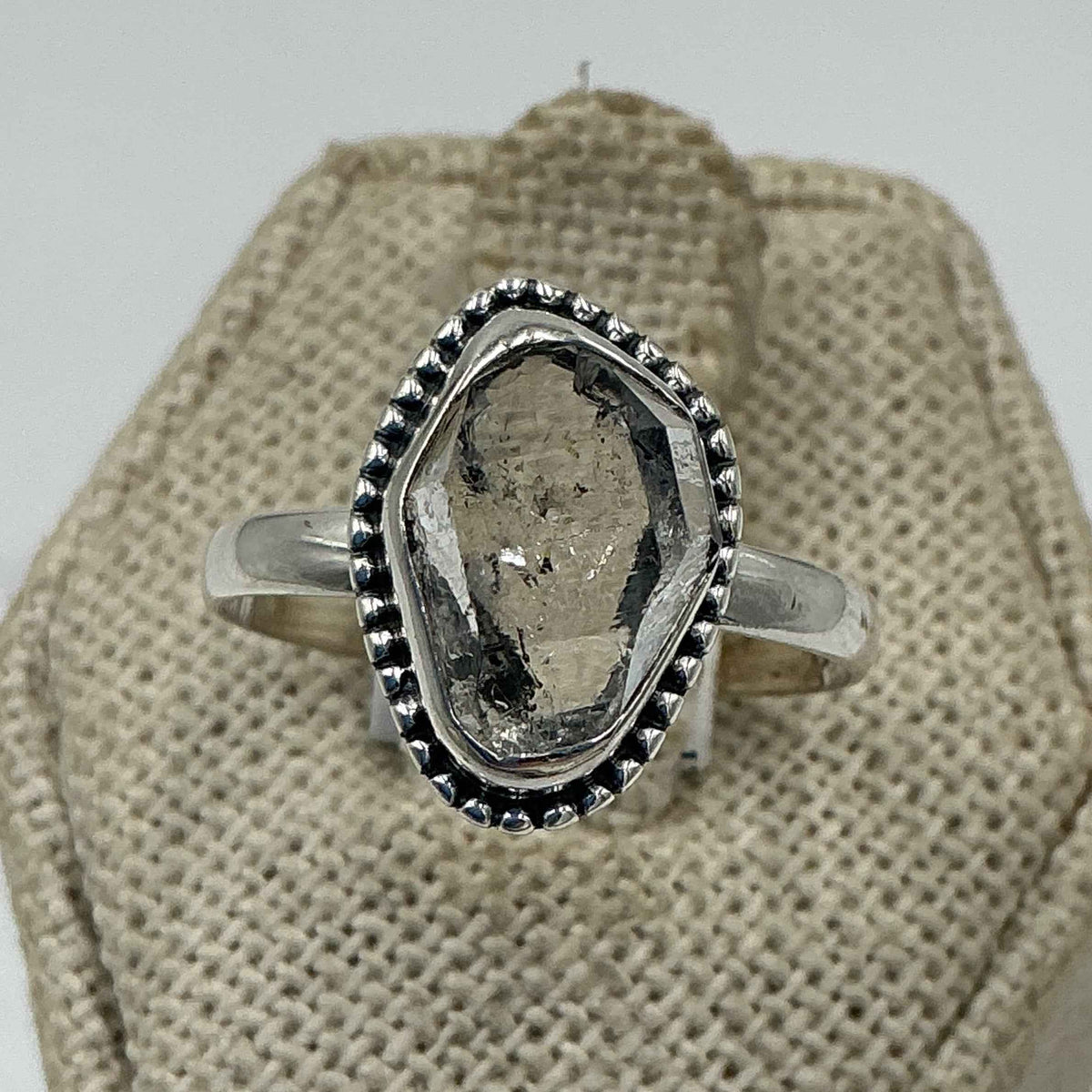 Anillo de plata de ley con diamante de Herkimer engastado en bisel - Talla 9 - Claridad, intuición y alineación