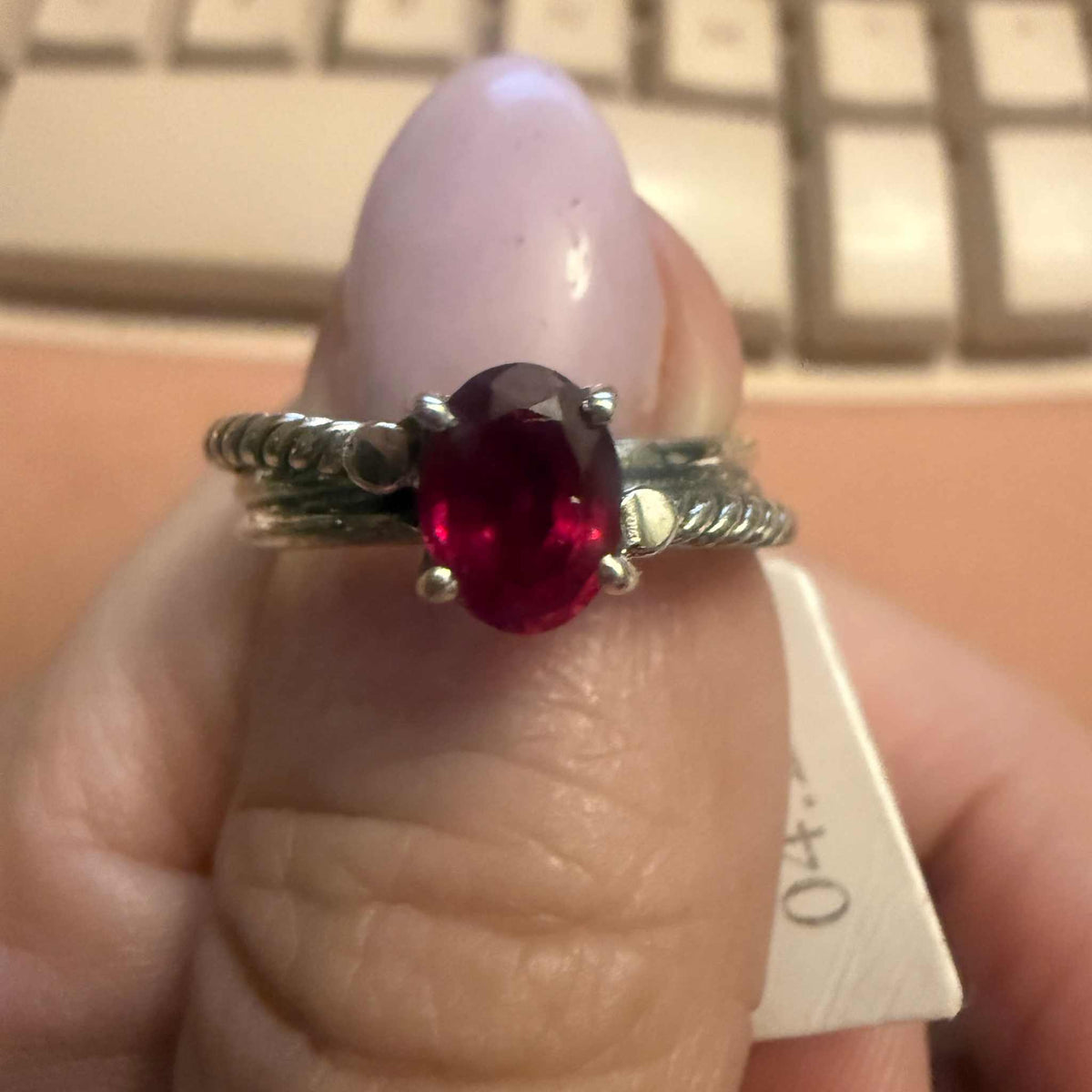 Anillo de plata de ley con doble banda y rubí ovalado (talla 7)