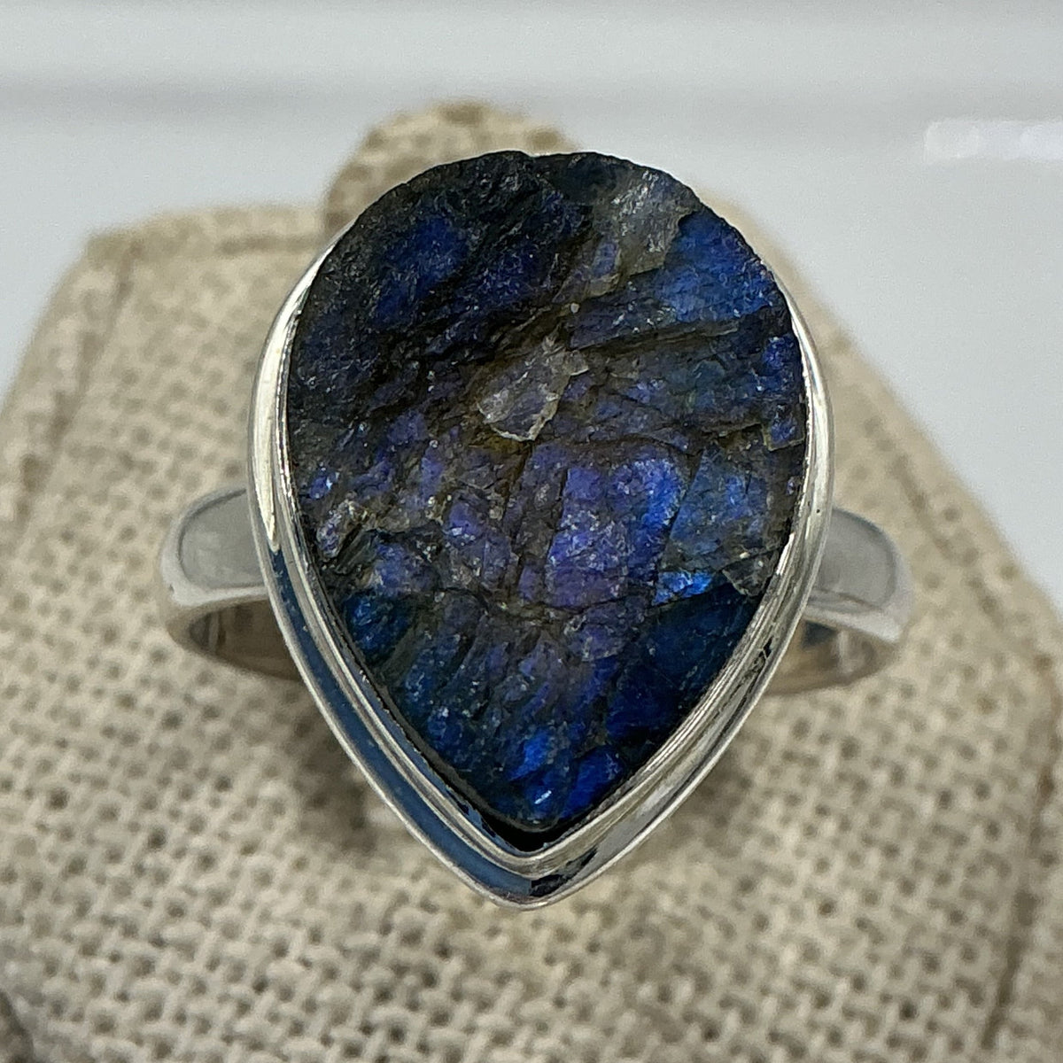 Anillo de plata de ley con labradorita en bruto en forma de lágrima - Talla 9 - Magia y protección