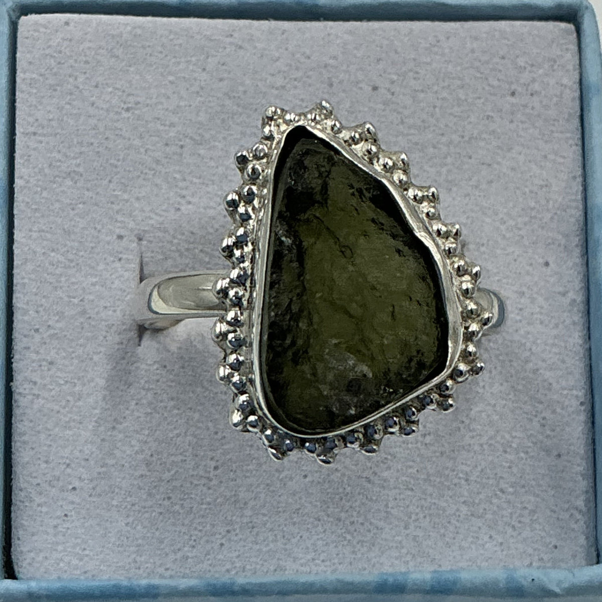 Anillo de plata de ley con moldavita natural y diseño de rayos de sol - Talla 10 - Transformación y despertar