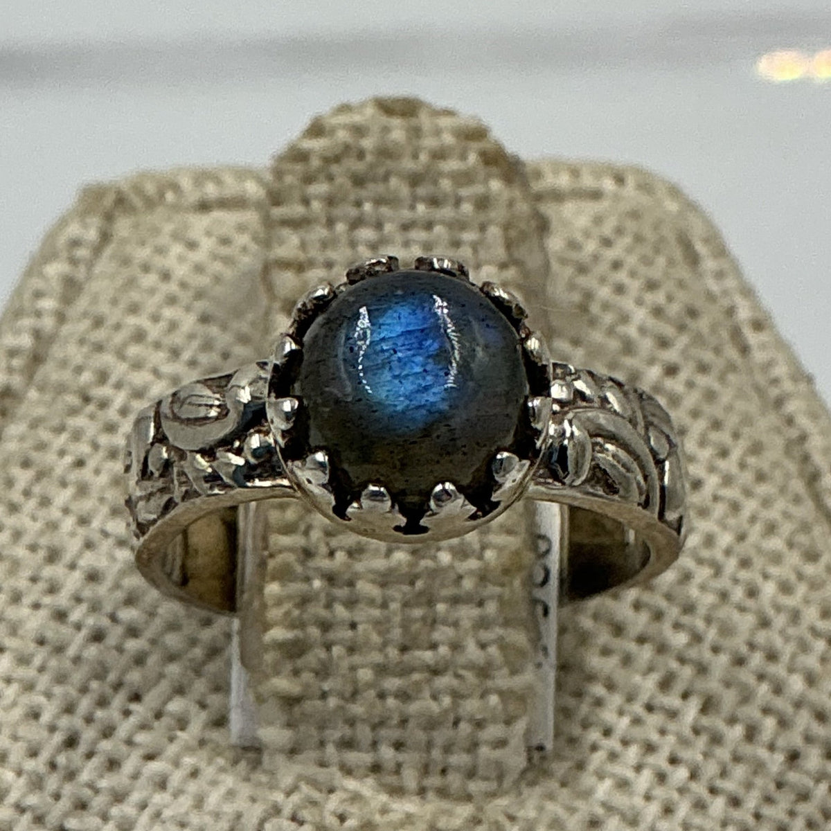 Anillo redondo ornamentado de plata de ley con labradorita - Talla 5 - Magia y protección