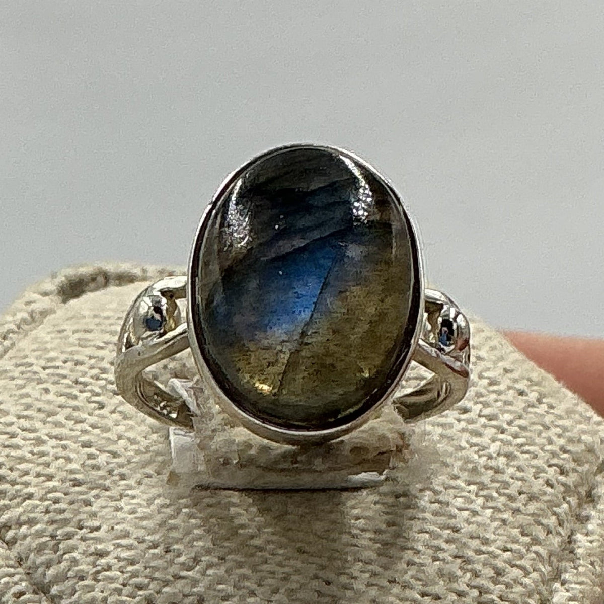 Anillo ovalado de plata de ley con labradorita profunda - Talla 5 - Magia y protección