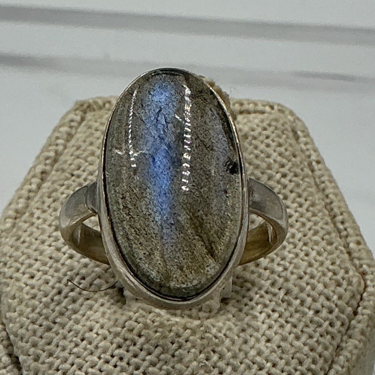 Anillo ovalado de plata de ley con labradorita clara - Talla 7 - Seer’s Magic