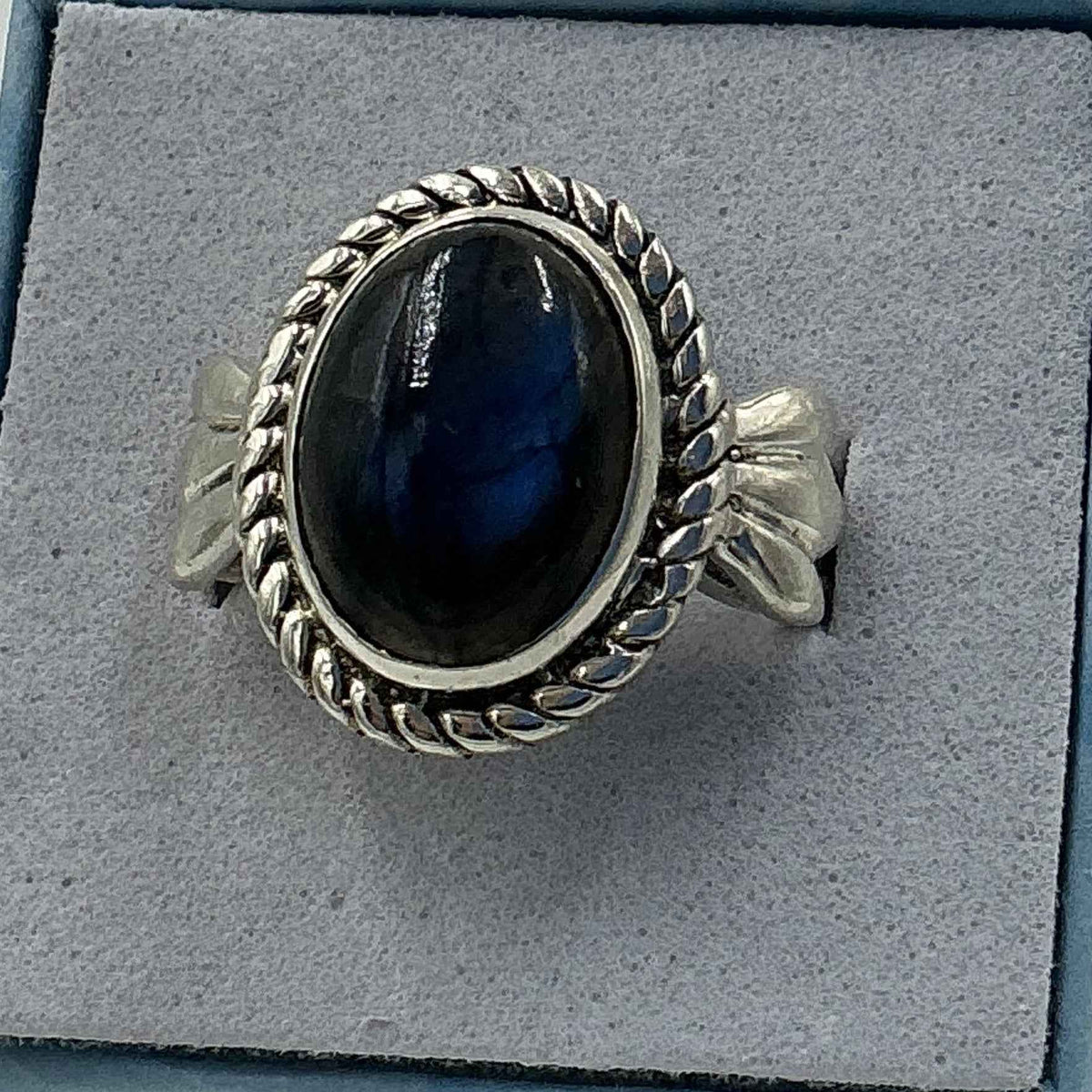 Anillo ovalado de concurso de plata de ley con labradorita azul intenso - Talla 7 - Magia y protección
