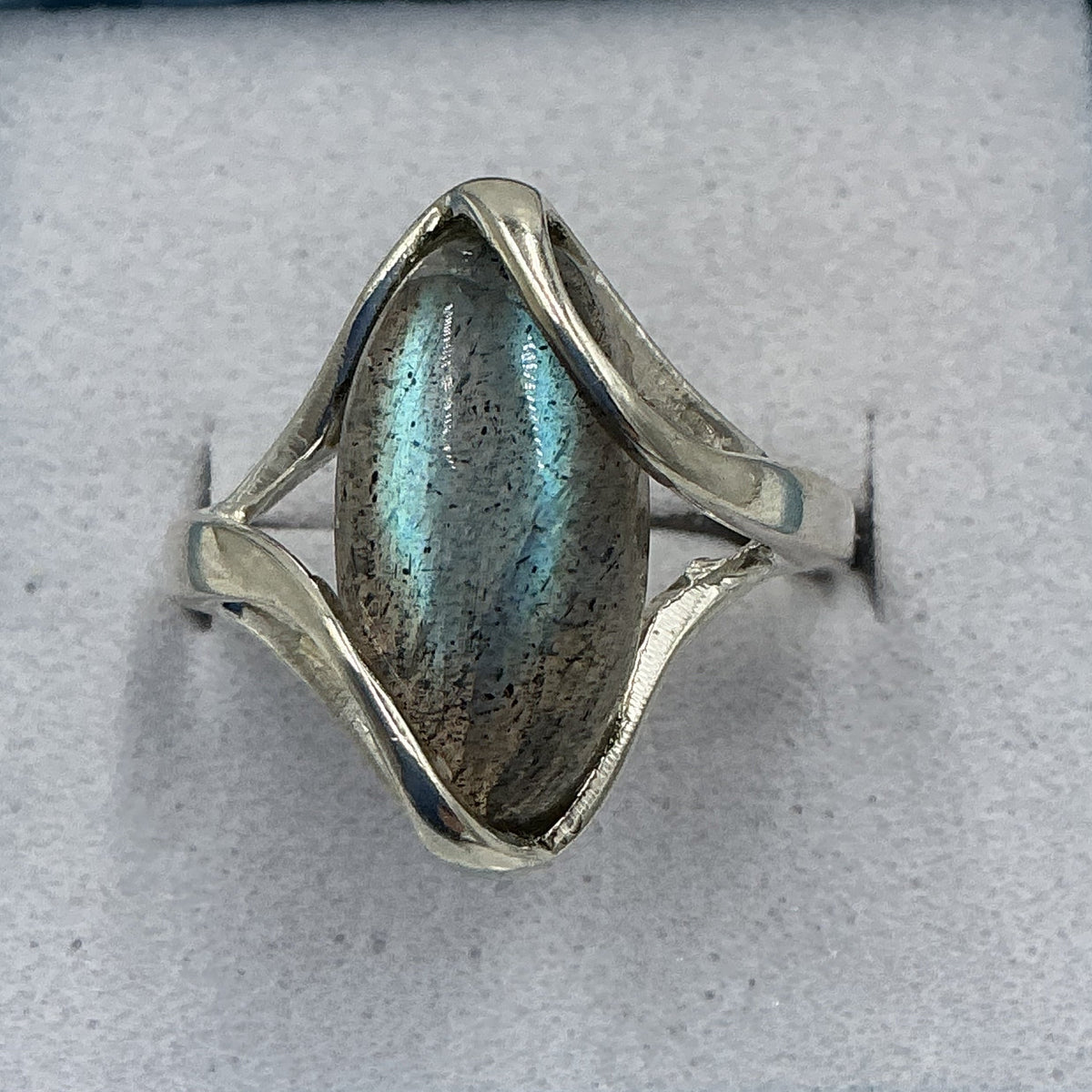 Anillo ovalado de plata de ley con labradorita clara - Talla 8 - Magic Container