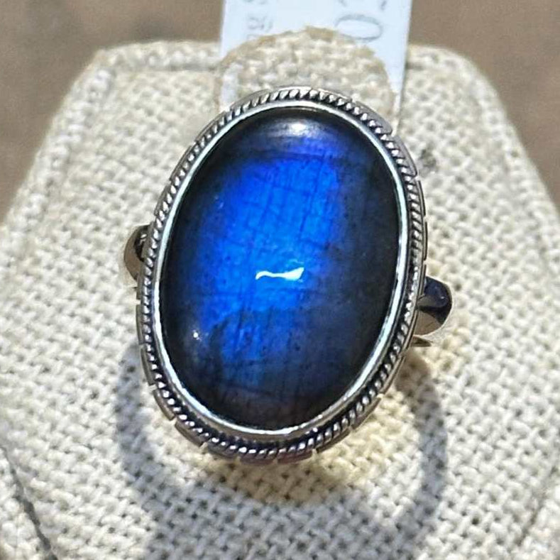 Anillo ovalado de labradorita con borde de cuentas – Plata de ley – Talla 6