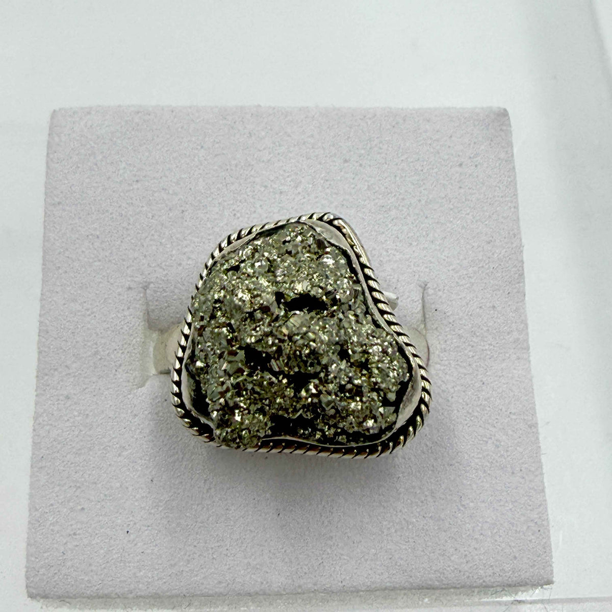 Anillo de plata de ley de forma libre con borde de cuerda de pirita – Talla 8 – Protección, confianza y conexión a tierra