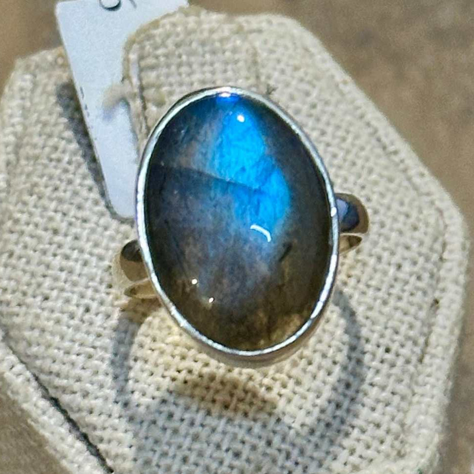 Anillo de banda lisa con labradorita ovalada – Plata de ley – Talla 7