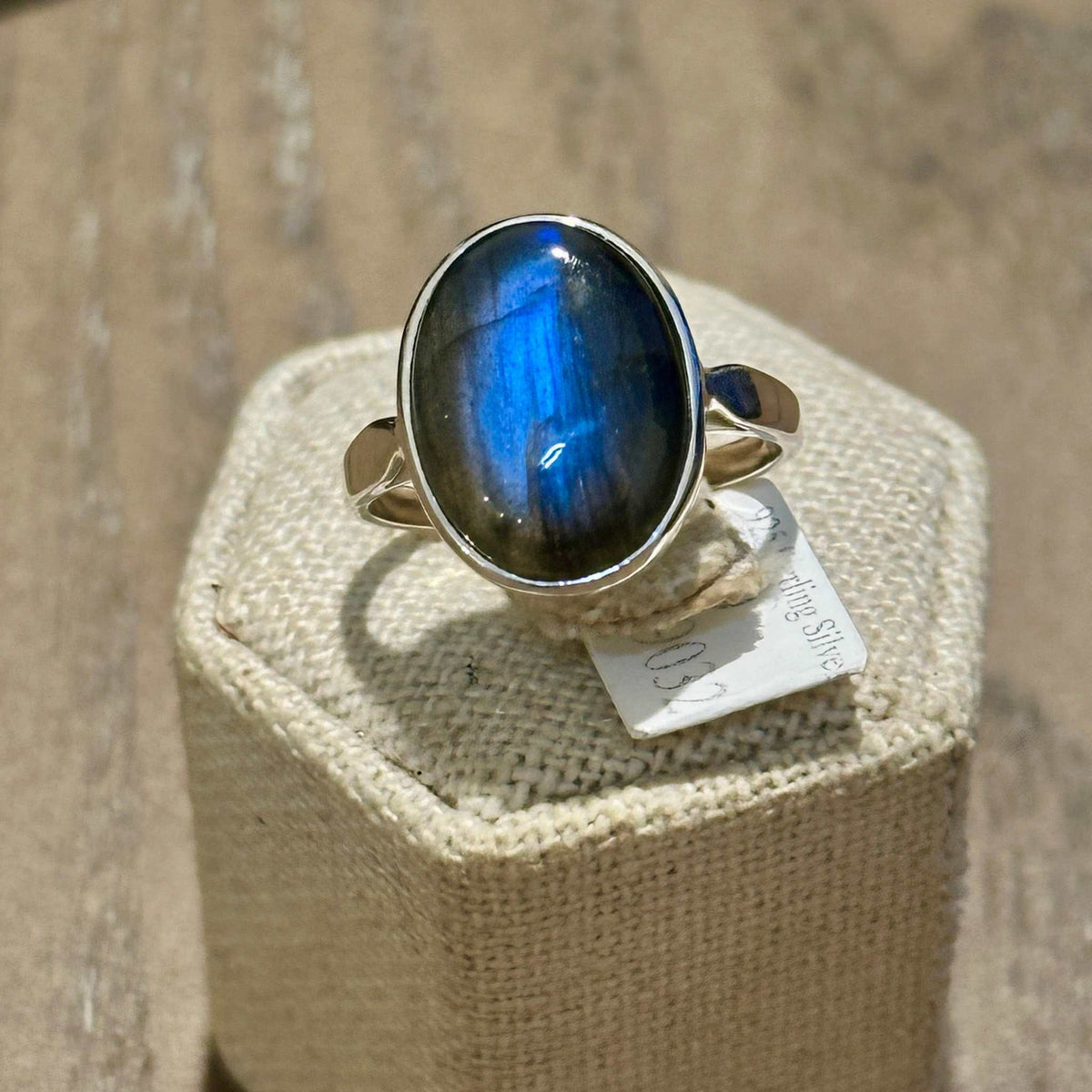 Anillo clásico con labradorita ovalada – Plata de ley – Talla 9