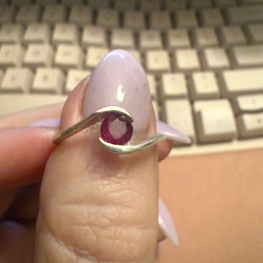 Anillo de plata de ley Onda Rubí